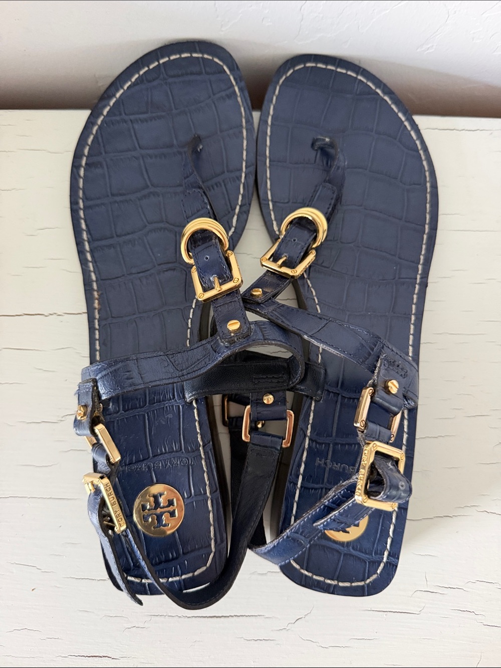 Tory Burch Leather Thong Sandals Women’s 9.5 Navy Croc Embossed Gold Buckle